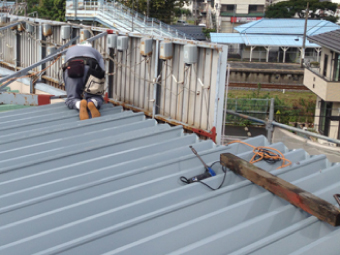 電飾や看板のギリギリまで屋根材を設置し、雨漏りのリスクを減らす