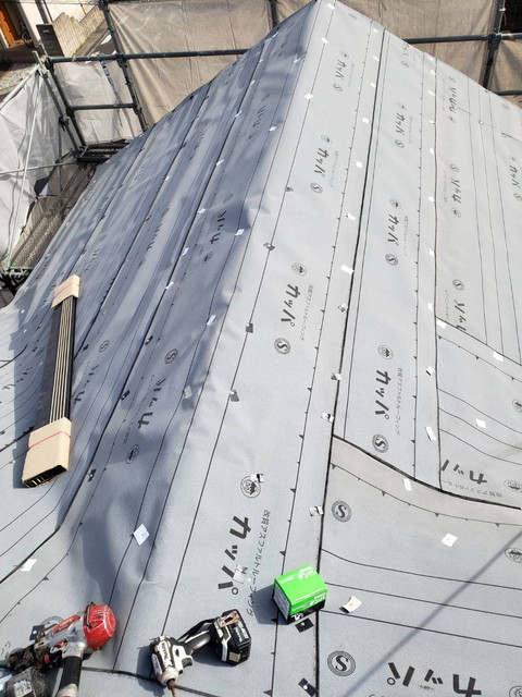 屋根重ね葺き　カバー工法
