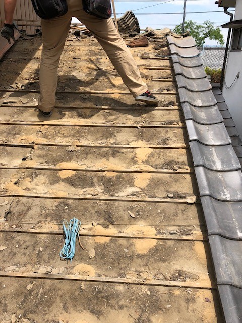 渋川市で雨漏りする瓦屋根の下地修繕と葺き直し工事を行いました