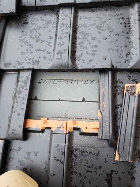 割れた瓦撤去後の屋根