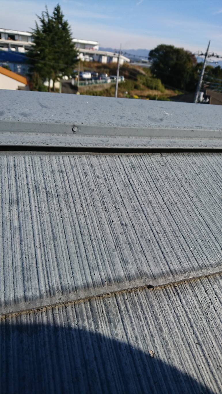 浮いてしまっている棟板金