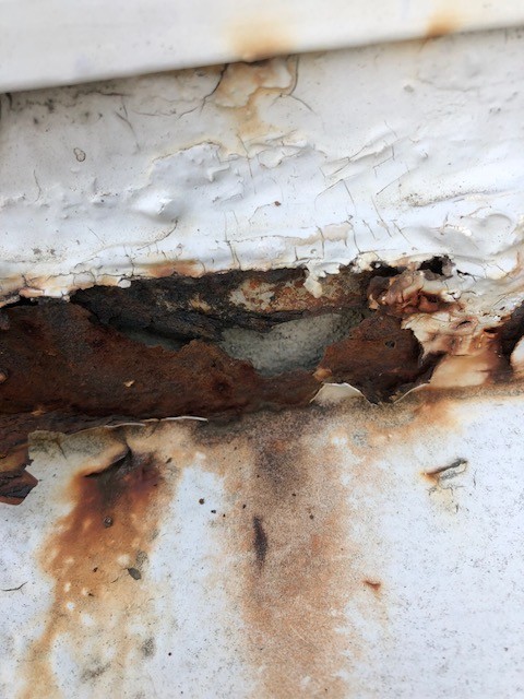 折板屋根の腐食穴あき